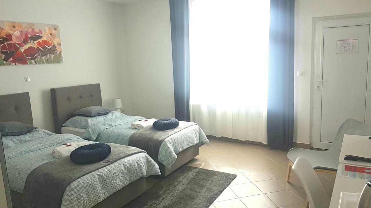 Marko Airport Rooms ヴェリカ・ゴリツァ エクステリア 写真