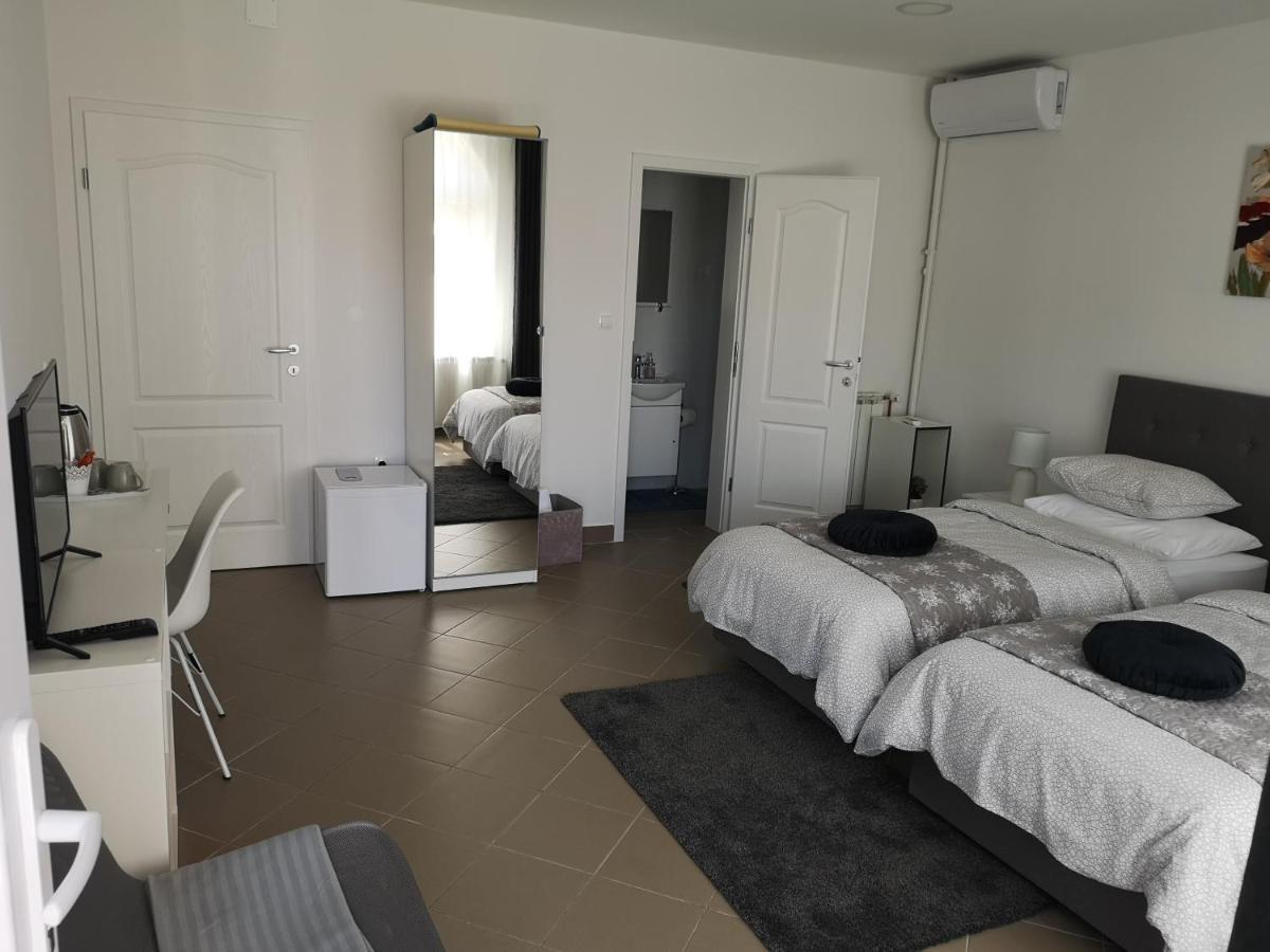 Marko Airport Rooms ヴェリカ・ゴリツァ エクステリア 写真